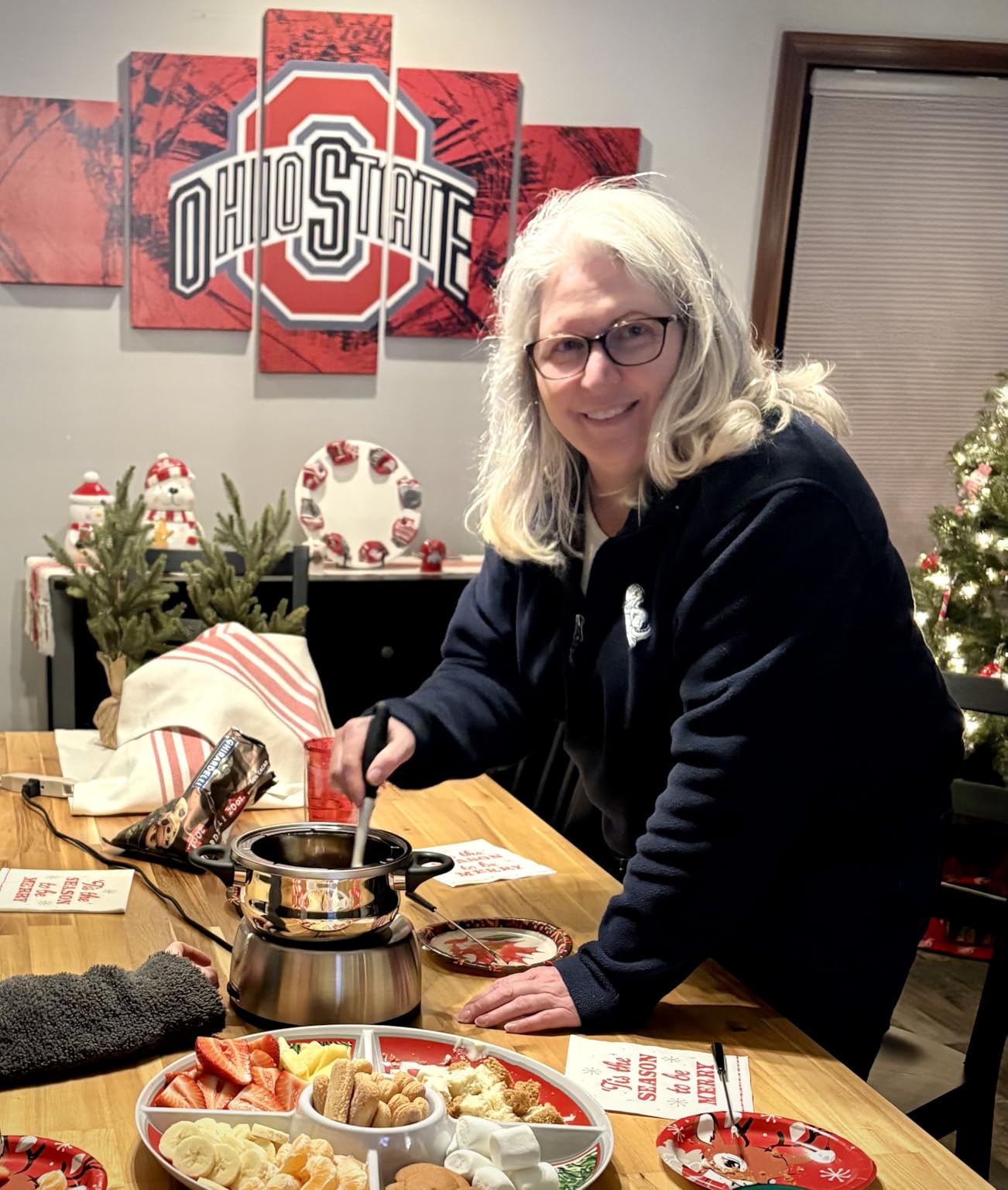 Nostalgia 8-Cup Electric Fondue Pot Set for Cheese & Chocolate - 8 Color-Coded Forks, Temperature Control - Kitchen Gadgets and Appliances for Hors d'Oeuvres and More - Stainless Steel customer photo 2