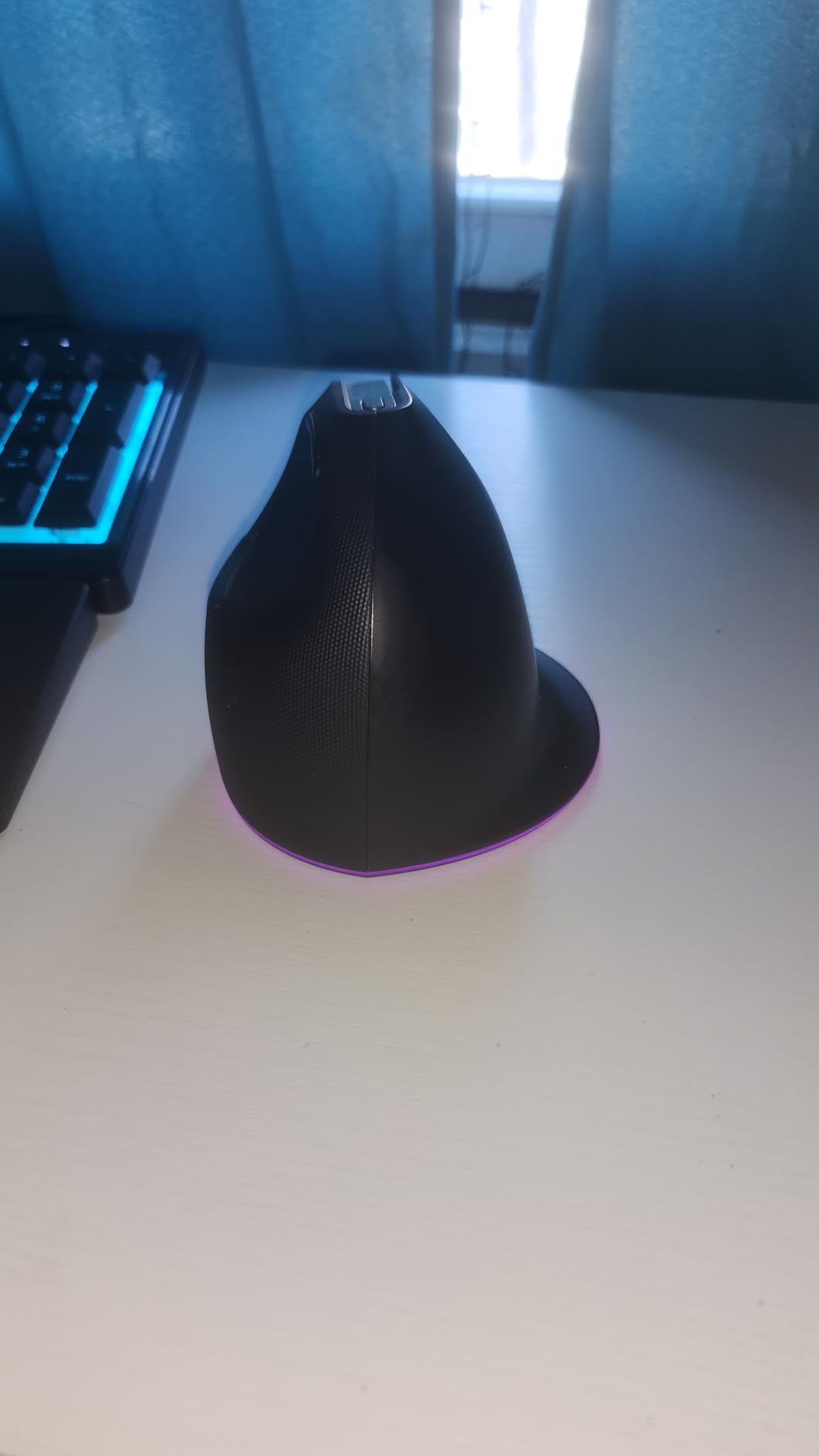 Razer Pro Click V2 Vertical Wireless Mouse: 6 Button Ergonomic Design - One Click AI Prompt - Supports Windows & Mac - Multi Device Connectivity via 2.4GHz, Bluetooth, or USB C Wired Mode - Chroma RGB customer photo 2