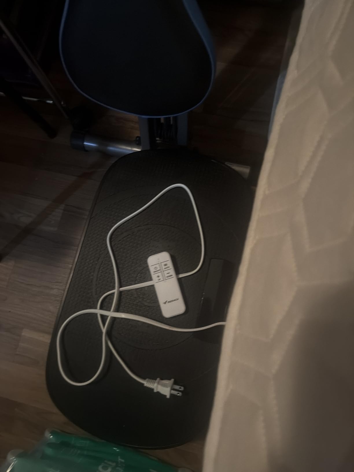 MERACH Vibration Plate Exercise Machine, Curved Vibration Plate for Lymphatic Drainage Weight Loss, Vibrating Plate with Real-Time Calorie Tracking on LED Display customer photo 1