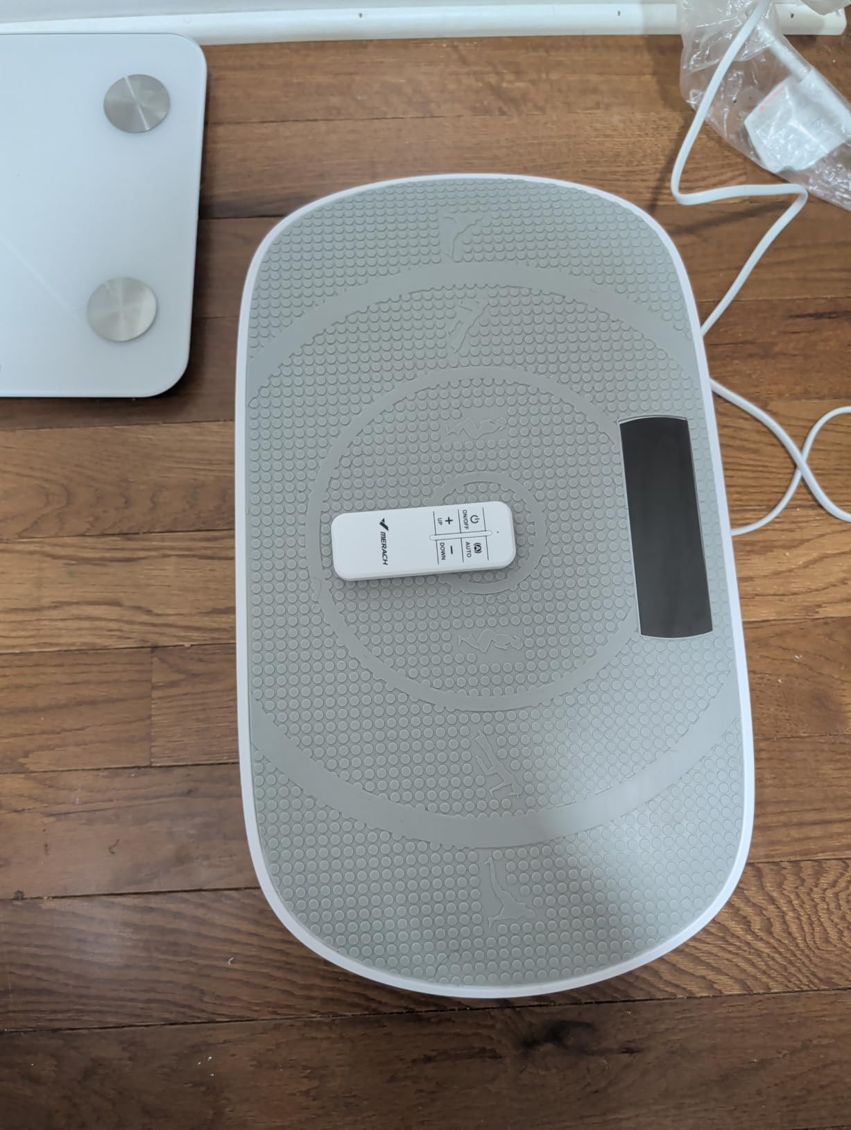 MERACH Vibration Plate Exercise Machine, Curved Vibration Plate for Lymphatic Drainage Weight Loss, Vibrating Plate with Real-Time Calorie Tracking on LED Display customer photo 2