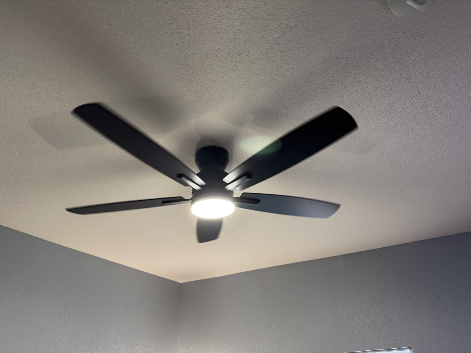 Ohniyou Ceiling Fans with Lights, 52'' Low Profile Ceiling Fan with Light and Remote/APP Control, Modern Flush Mount Ceiling Fan for Indoor Bedroom Living Room, Dimmable, Qiuet DC Motor, Black customer photo 1