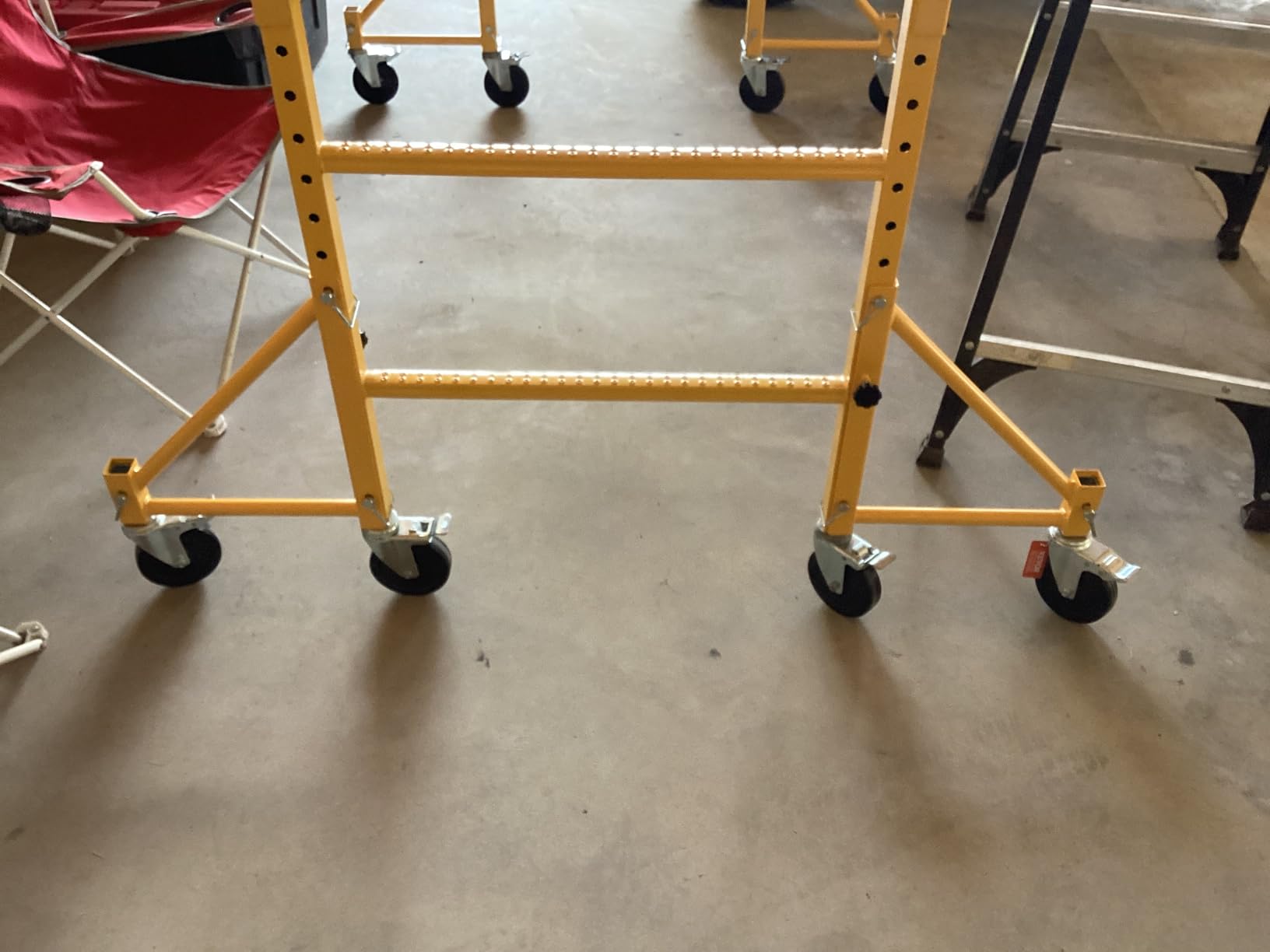 VEVOR 4-Pack Scaffold Outriggers, 1000 lbs Total Load Capacity Baker-Style Scaffolding Accessory with Swivel Casters customer photo 2