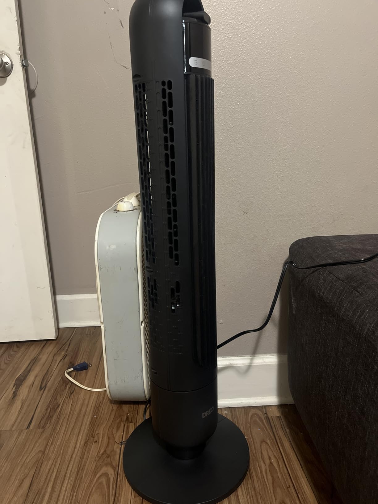 Dreo Tower Fan for Bedroom, 90° Oscillating Standing Fans for Room with 4 Speeds, 3 Modes, 28dB Quiet for Sleep, 25ft/s Velocity, 8H Timer, Remote, Living Room, Office, Home, Black customer photo 1