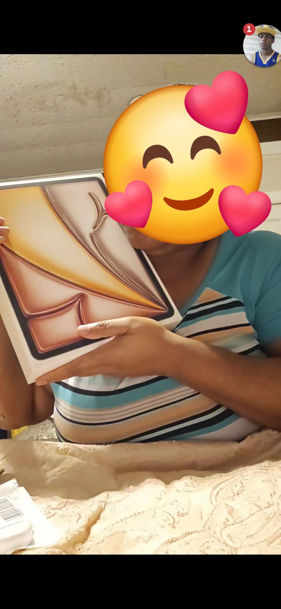 iPad Air 13-inch with M3 chip Built for Apple Intelligence, Liquid Retina Display, 128GB, 12MP Front/Back Camera, Wi-Fi 6E, Touch ID, All-Day Battery Life - Starlight customer photo 1