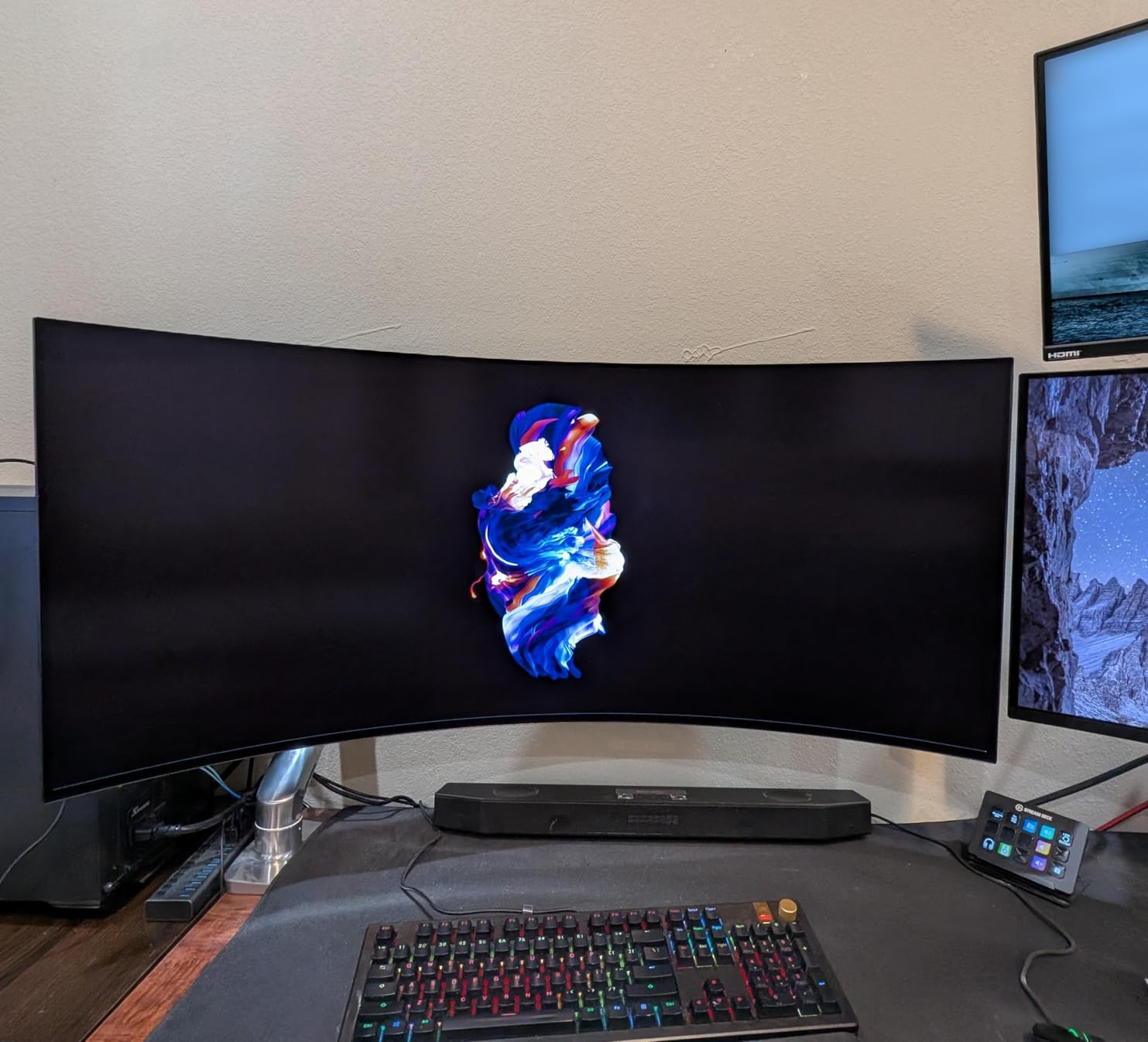 LG 39GX90SA-W 39-inch Ultragear WQHD (3440 x 1440) OLED Curved Gaming Monitor 240Hz, 1ms, NVIDIA G-Sync Compatible, AMD FreeSync Premium, VESA DisplayHDR True Black 400, webOS, USB Type-C customer photo 1