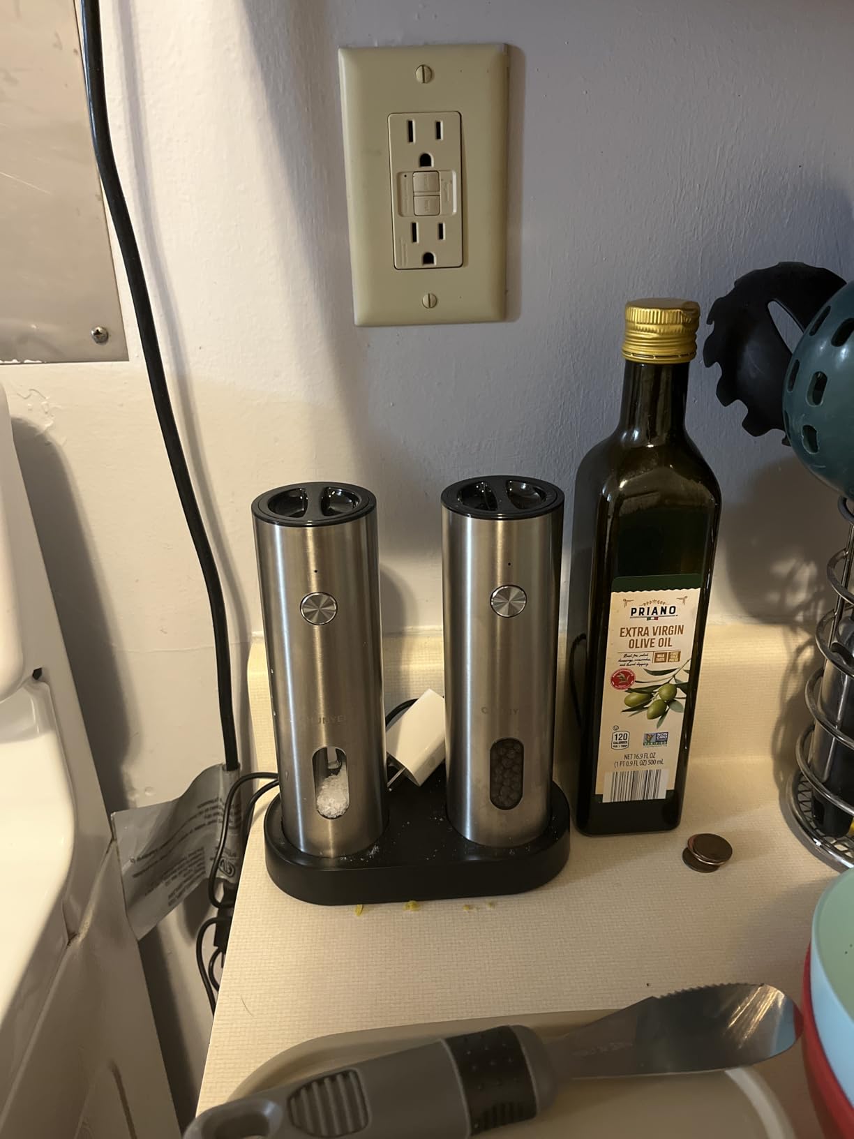 Electric Salt and Pepper Grinder Set with Rechargeable Base - Upgraded Large Capacity, Refillable Pepper Mill Set with LED Light & Adjustable Coarseness, Ideal for Kitchen, Outdoor, BBQ & Gift Giving customer photo 2