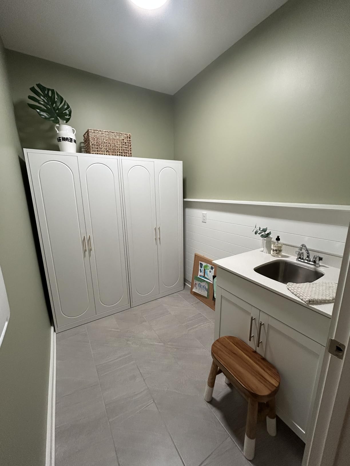 Metal Wardrobe Cabinet with Hanging Rod, 71