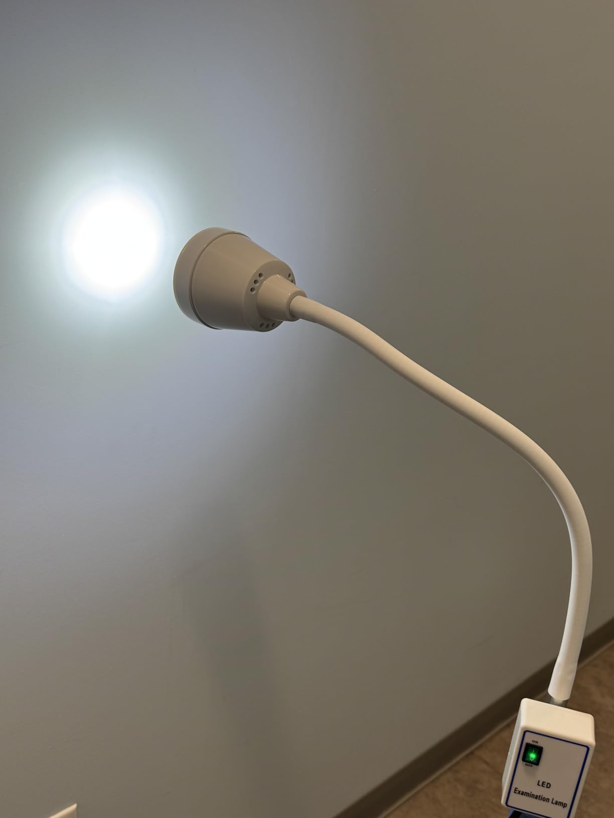 21W LED Medical Exam Lamp Surgical Examination Light with 360° Adjustable Illumination, Floor Stand Type Dental-Oral & Gynaecology Outpatient Cold Light Lamp for Clinical Examinations customer photo 2
