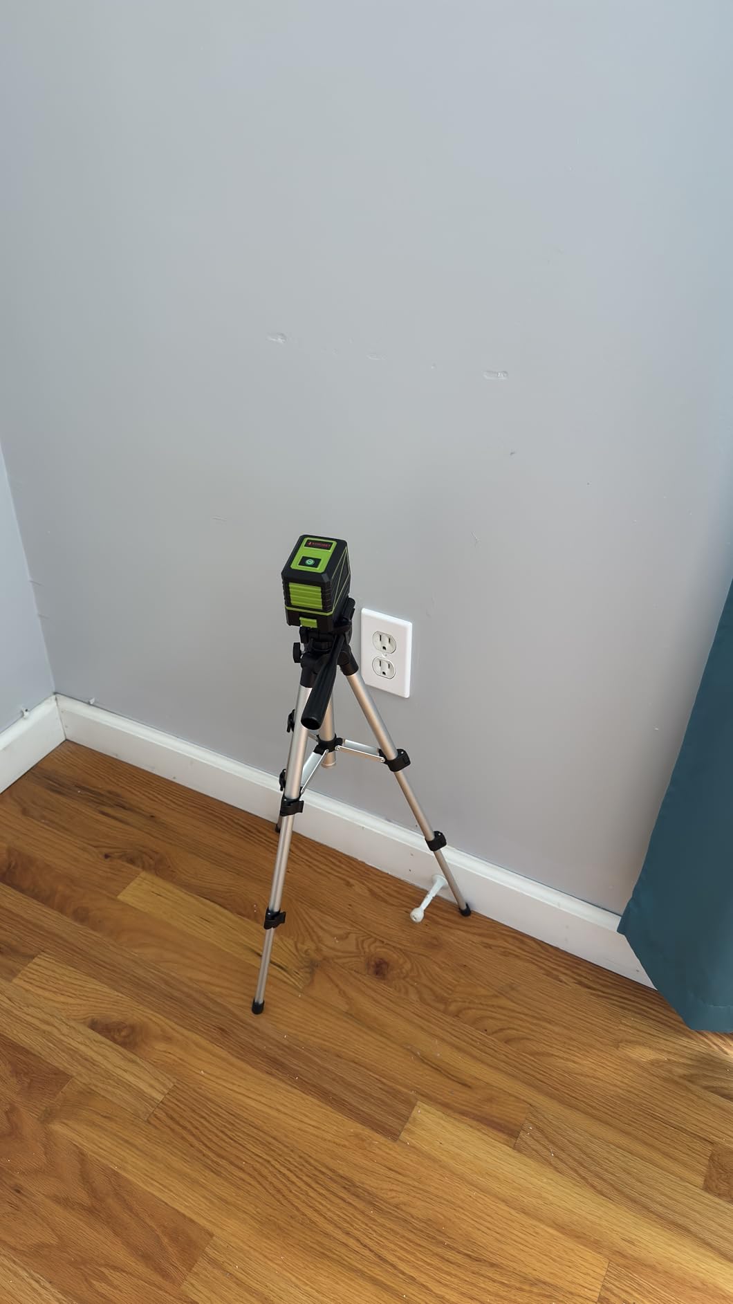 Laser Level with Tripod, 100 feet Green Cross Line Self Rotary Leveling Laser Level, Vertical and Horizontal Line, Rotatable 360 Degree, Manual Self leveling and Pulse Mode, IP54 Waterproof & Battery customer photo 1