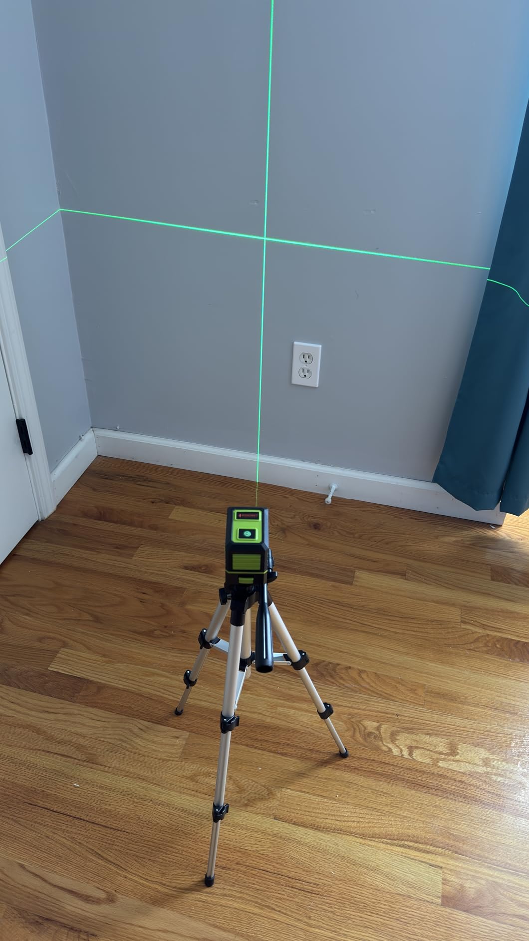 Laser Level with Tripod, 100 feet Green Cross Line Self Rotary Leveling Laser Level, Vertical and Horizontal Line, Rotatable 360 Degree, Manual Self leveling and Pulse Mode, IP54 Waterproof & Battery customer photo 2