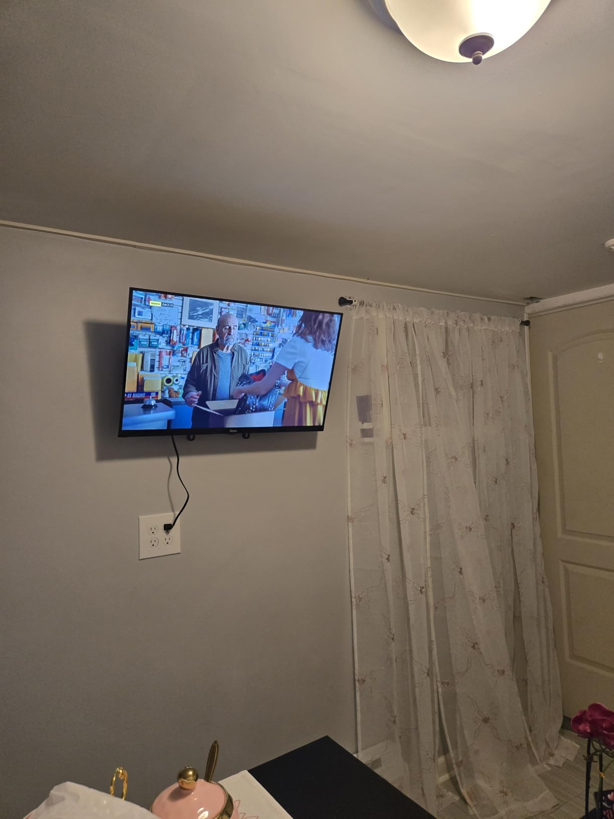 Roku Smart TV - 32-Inch Select Series, 1080p Full HD TV - Roku TV with Voice Remote - Flat Screen LED Television with Wi-Fi for Streaming Live Local News, Sports, Family Entertainment customer photo 1