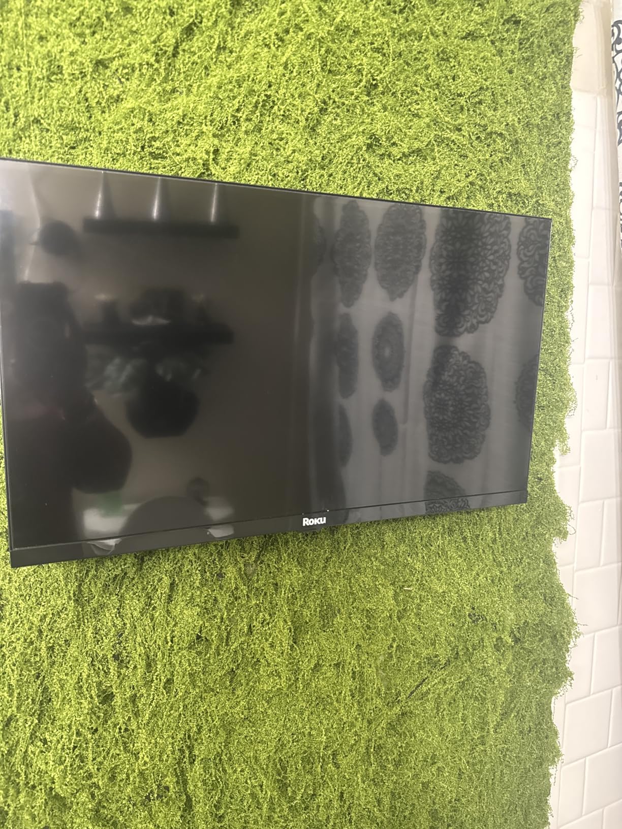 Roku Smart TV - 32-Inch Select Series, 1080p Full HD TV - Roku TV with Voice Remote - Flat Screen LED Television with Wi-Fi for Streaming Live Local News, Sports, Family Entertainment customer photo 2