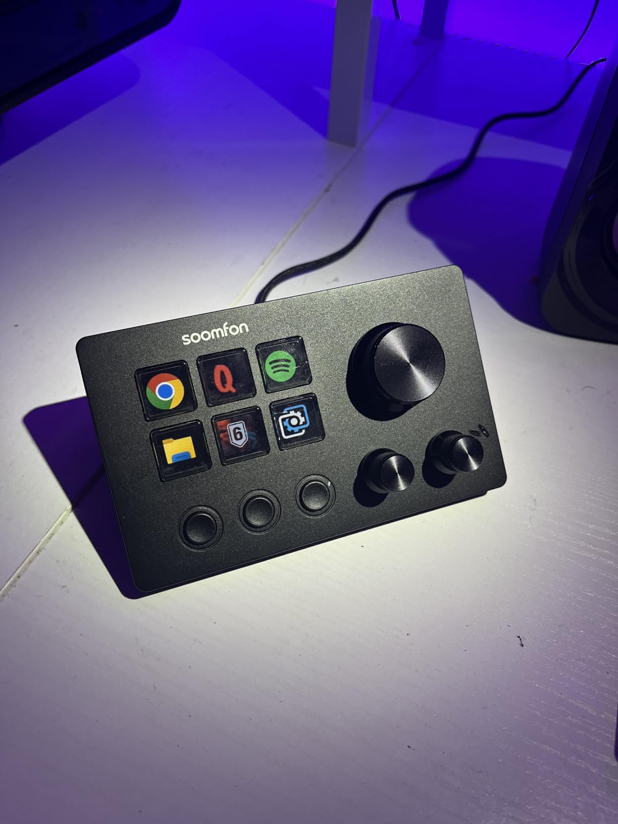 SOOMFON Stream Controller SE Stream Control Deck with 6 Customizable LCD Macro Keys to Trigger Actions in OBS Twitch YouTube for Content Creators Streaming Gaming Compatible with PC & Mac customer photo 1