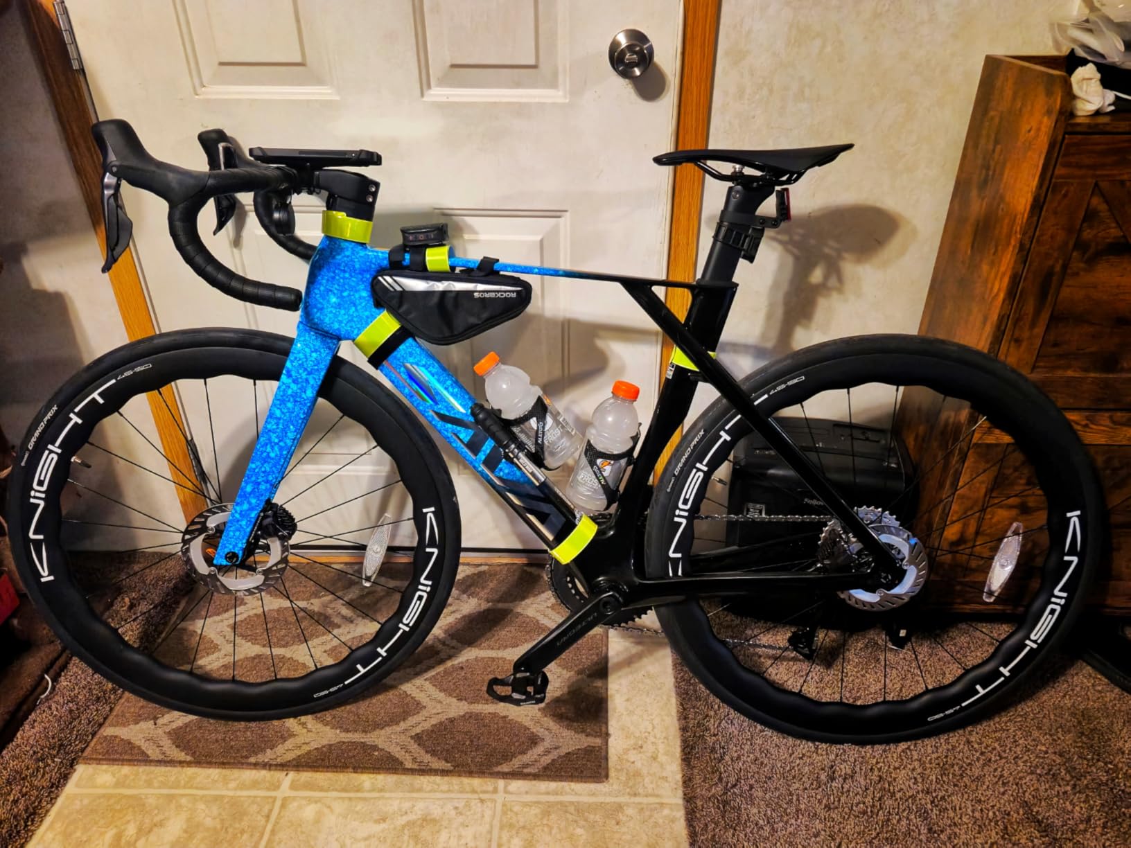 SAVADECK SLR8-Ultegra Full Carbon Road Bike, Carbon Fiber Frame Racing Bicycle with Shimano 105 R8170 24S Groupset, Hydraulic Disc Brakes, Ultra-Light Carbon Bike for Adults customer photo 1