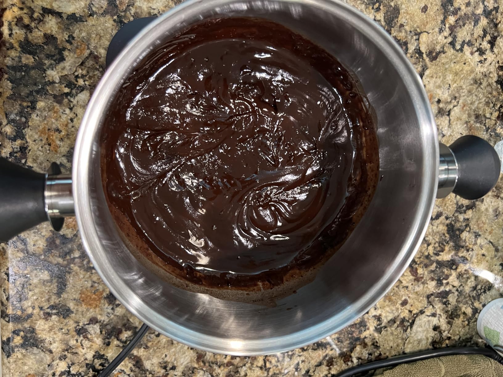 FOHERE 1500W Electric Fondue Pot Set, 1.4QT Non-Stick Electric Fondue Pot with 8 Color-Coded Forks, 6 Pcs Cups and Anti-Scald Handle, Precise Temperature Control for Cheese,Chocolate,Oil and Broth customer photo 1