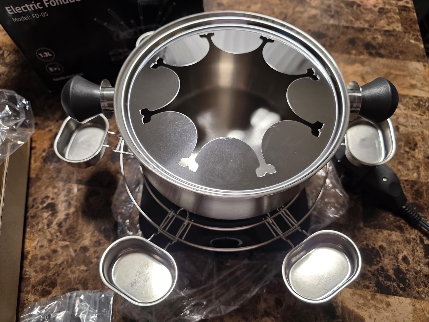 FOHERE 1500W Electric Fondue Pot Set, 1.4QT Non-Stick Electric Fondue Pot with 8 Color-Coded Forks, 6 Pcs Cups and Anti-Scald Handle, Precise Temperature Control for Cheese,Chocolate,Oil and Broth customer photo 2