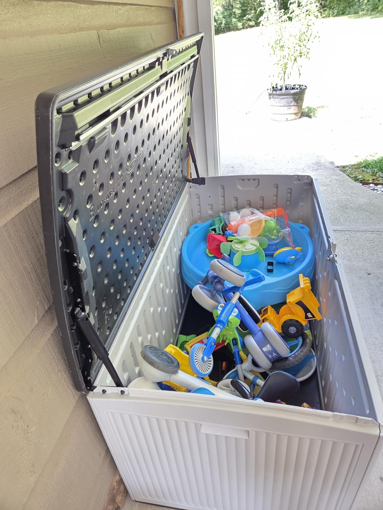 Suncast 160-Gal. Resin Extra-Large Outdoor Patio Deck Box with Pad-Lockable Lid, Modern Reeded Outdoor Patio Bench/Storage Box for Cushions, Garden Tools, and More, Iron Ore/French Gray customer photo 2