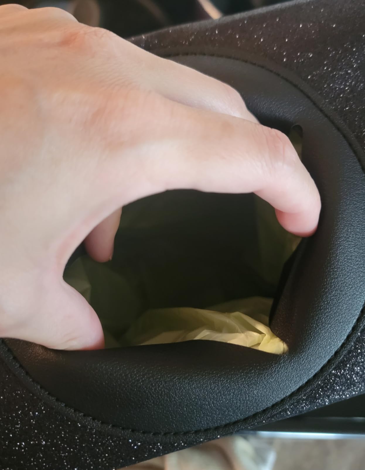 Capolo Car Trash Can with Lid, Leakproof Car Trash Bag Hanging Waterproof Automotive Garbage Can with Storage Pockets Mini Vehicle Trash Bin for Back/Front Seat(Black,2.5 Gallon) customer photo 1