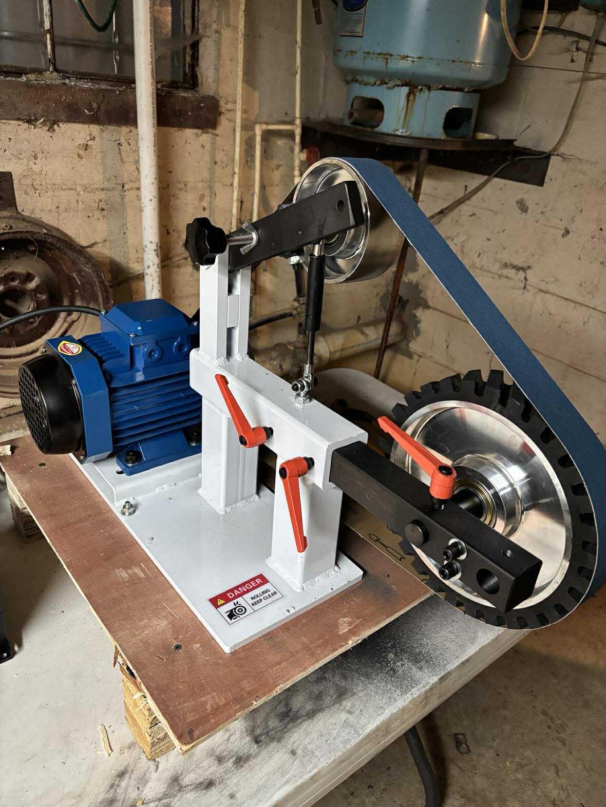 Belt Grinder Sander with VFD, 2x72-inch 1500W 2HP Variable Speed Control Belt Sander with 3 Sets Grinding Tools and 3 Zirconia corundum Sanding Belts for Metalworking, Knife Making customer photo 1
