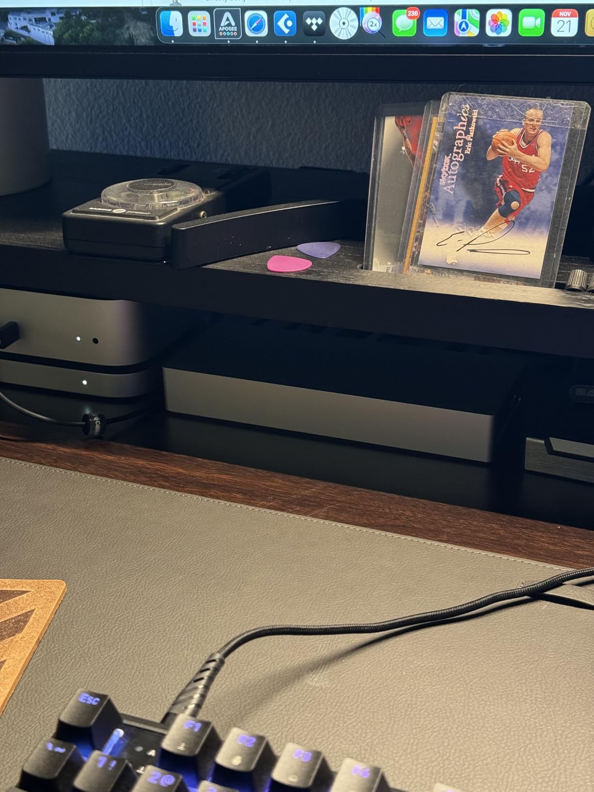 Razer Thunderbolt 5 Dock Chroma: 11 Port Docking Station with M.2 SSD Slot - 120Gbps Transfer Speeds - 3X 4K Displays at 144 Hz on TB5/4 Laptops - 140W PD Charging - Active Cooling - TB Share - Black customer photo 2