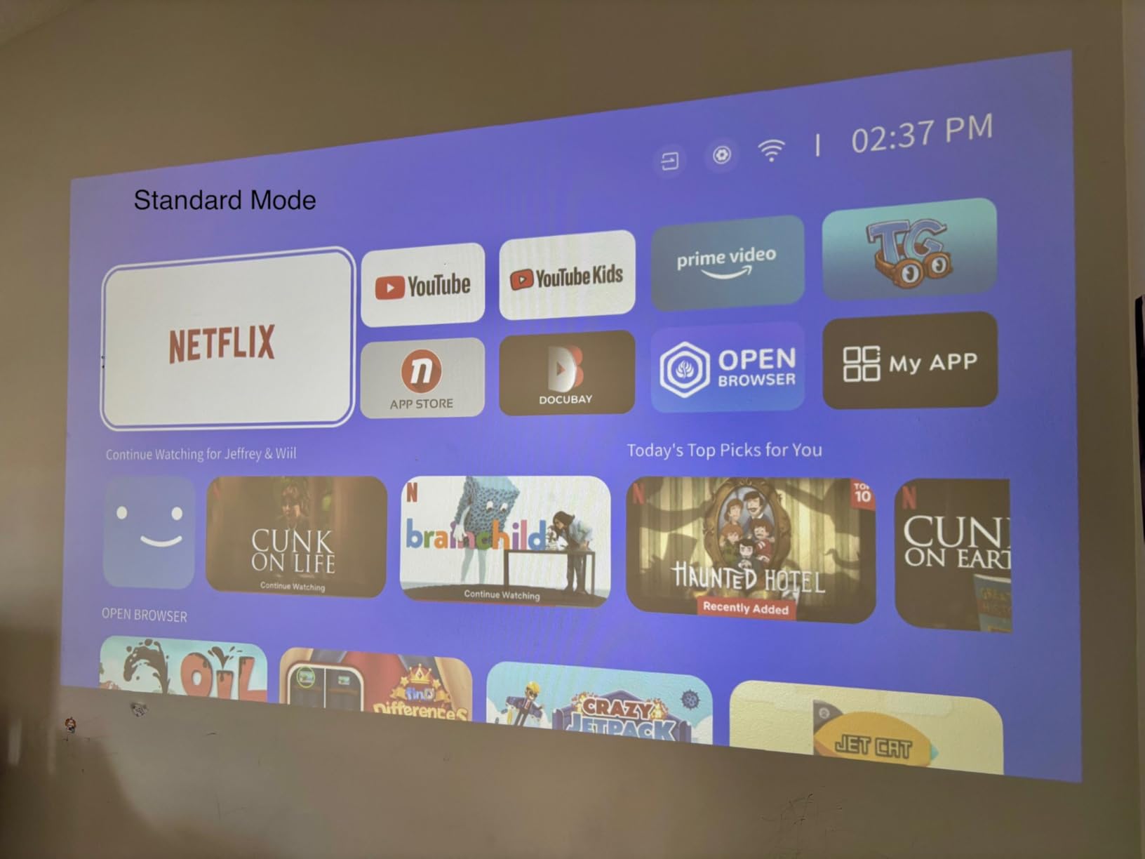 [Built-in Official Apps/4K Support] Smart Outdoor Projector with WiFi and Bluetooth, 800ANSI Movie Projector, DoIby Audio with Dual Speaker, Auto Focus w/ YouTube&PrimeVideo Proyector, Upgrad P62 Pro customer photo 2