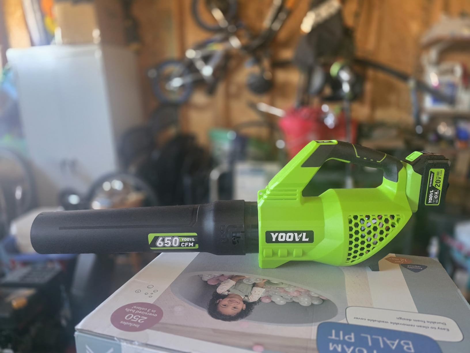 Leaf Blower Cordless, 650CFM Electric Leaf Blowers with 2 x 5.2Ah Batteries and Charger, 3 Speed Modes, 1 x Adjustable Shoulder Strap, Powerful Blowers for Lawn Care, Patio, Dust, Blowing Leaves customer photo 1