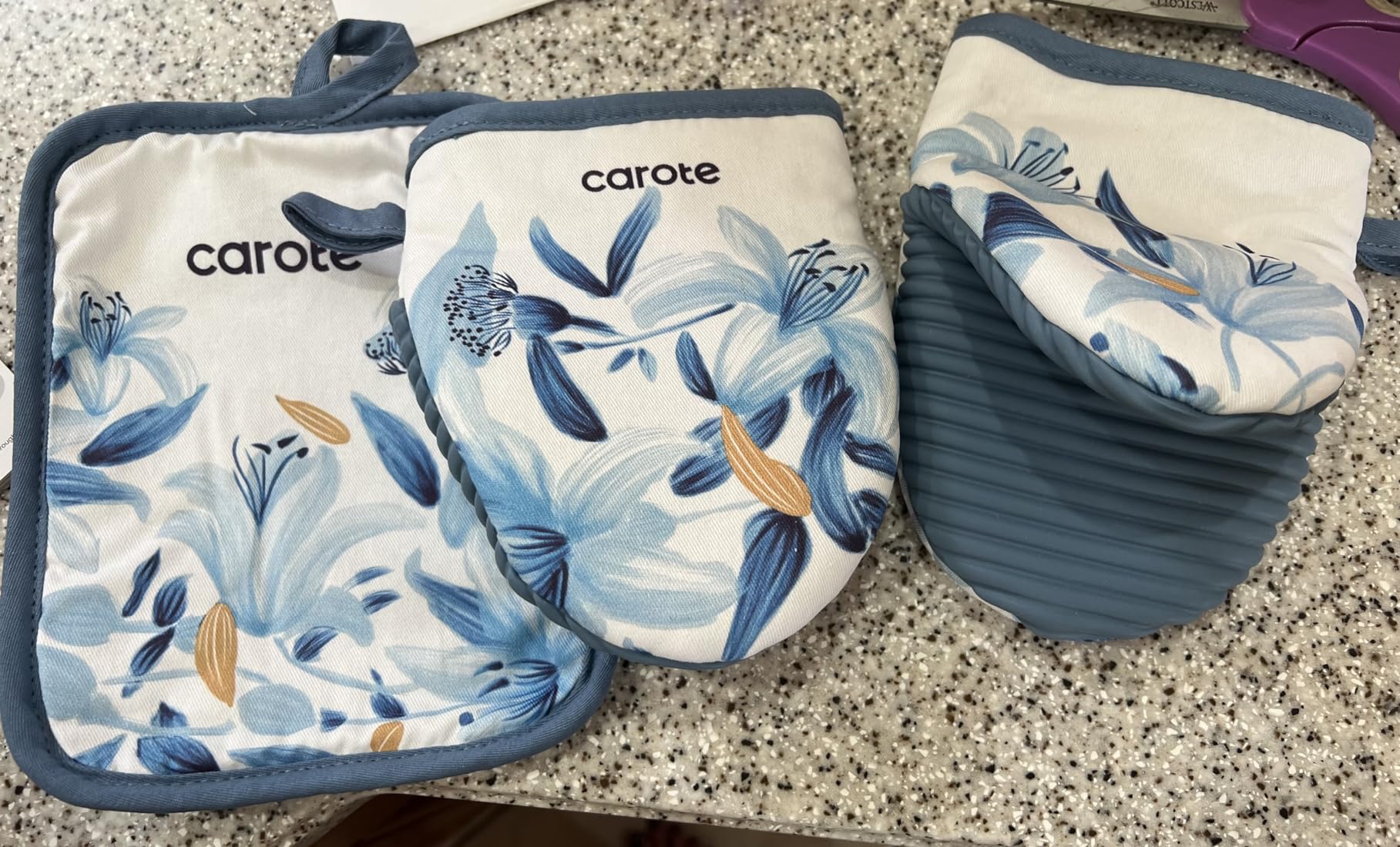 CAROTE 5 QT Cast Iron Dutch Oven Pot with Lid, Enameled Floral Dutch Ovens with Cotton Potholders & Oven Gloves, Gift Box, Cast Iron Pot for Sourdough Bread Baking, Braising, Stews, Roasting (White & Blue) customer photo 2