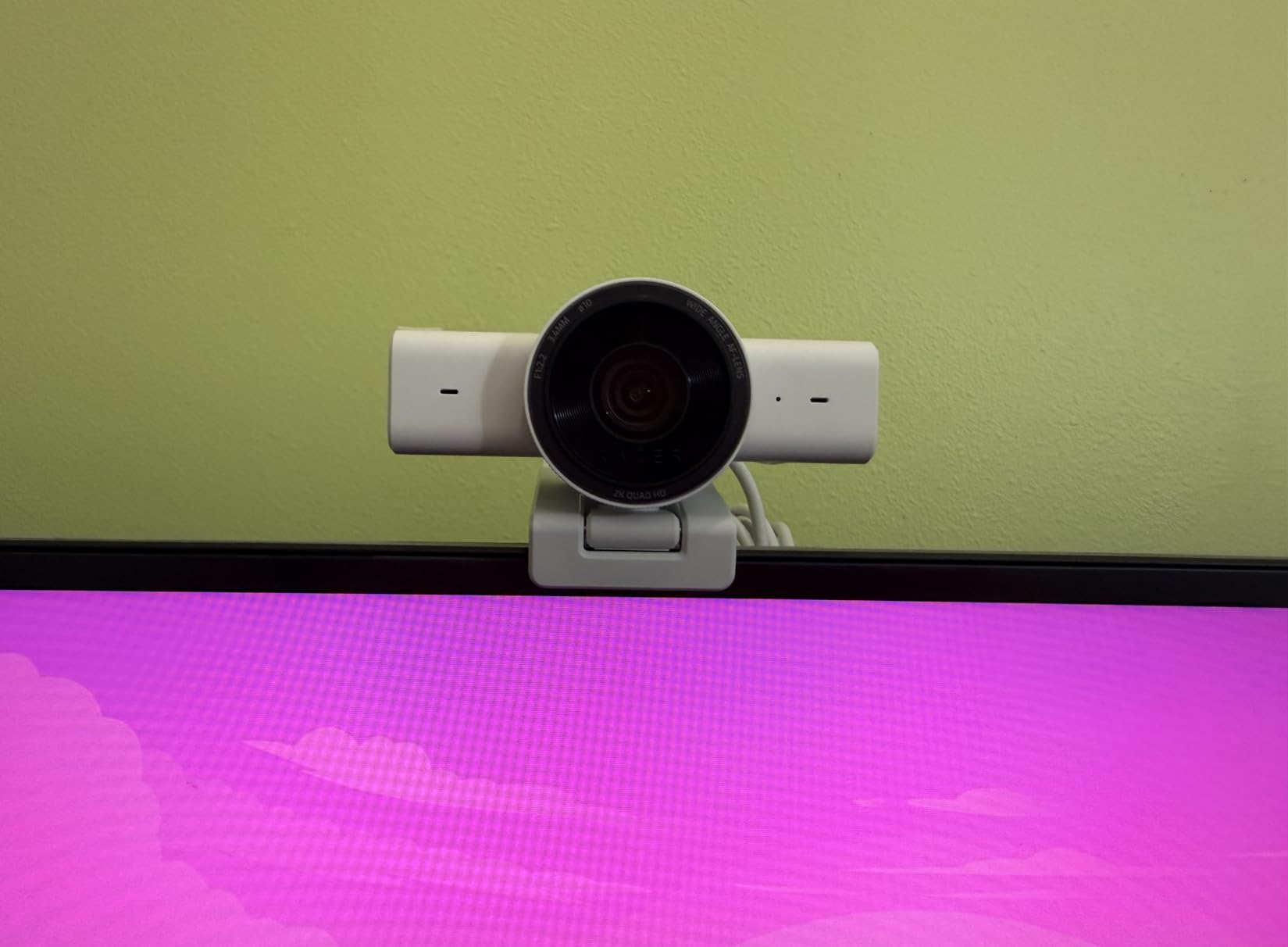 Razer Kiyo V2 X Streaming Webcam: 1440p 60 FPS - Auto Focus - Built-in Microphone - Wide Angle Lense - Integrated Privacy Shutter - Works with OBS, Xsplit, Streamlabs, Discord, Zoom, Teams customer photo 2