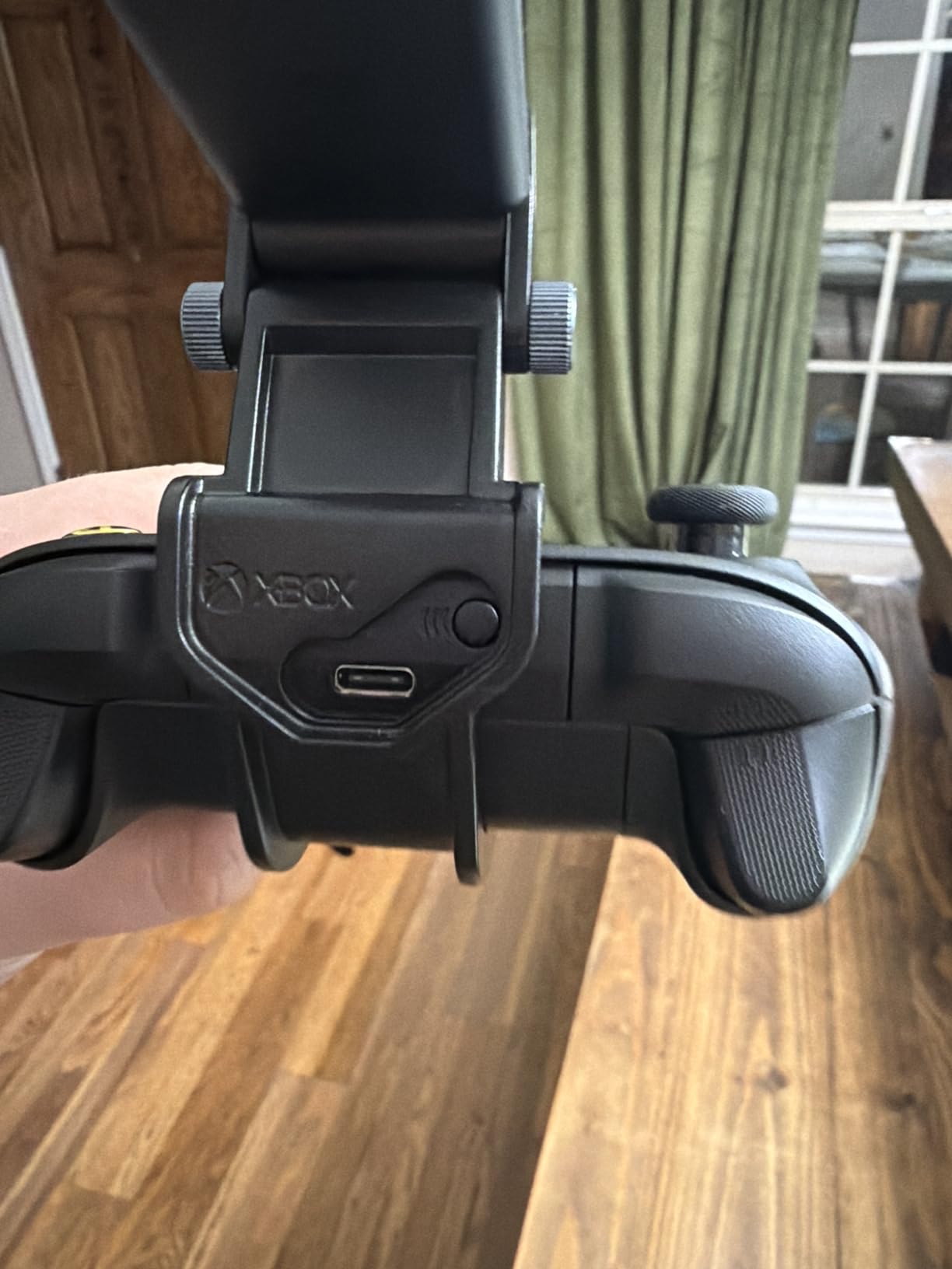 8Bitdo Mobile Gaming Clip for Xbox Controllers (Officially Licensed) - Xbox customer photo 2