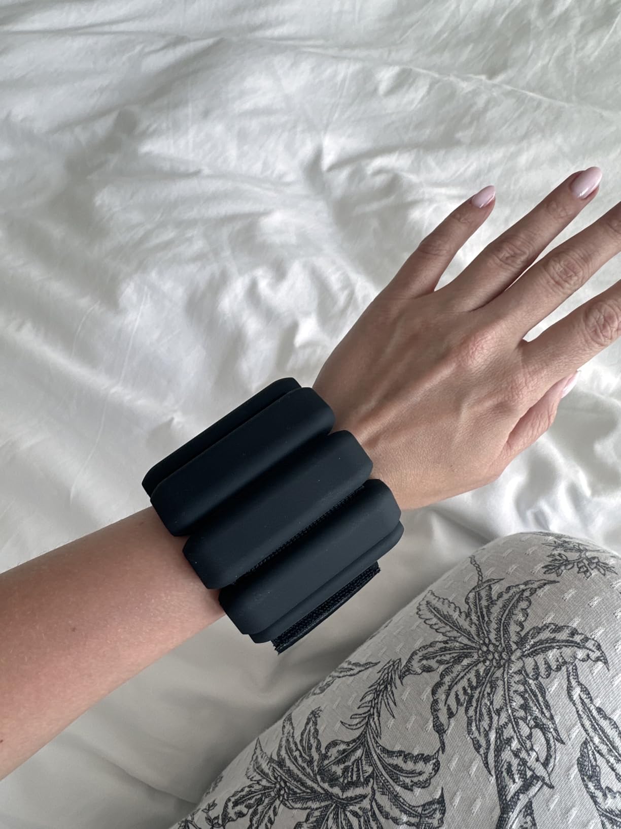 Wrist Weights Set of 2, Wearable Wrist Ankle Weights for Women & Men, Silicone Weighted Bangles Adjustable Arm and Leg Weights for Walking Yoga Pilates Running Dance Gym 2lb customer photo 1