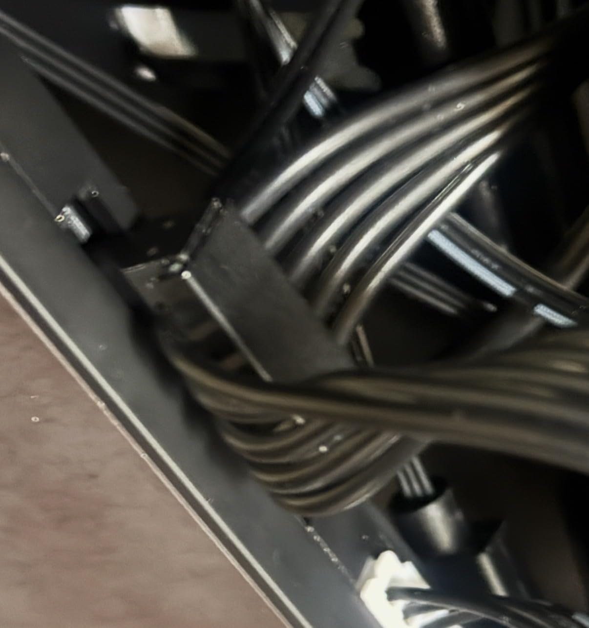 Thermalright Interal USB 2.0 Hub X5, SATA Powered, Magnetic Mount, 9-Pin USB Expansion for PC Motherboard (Black) customer photo 2