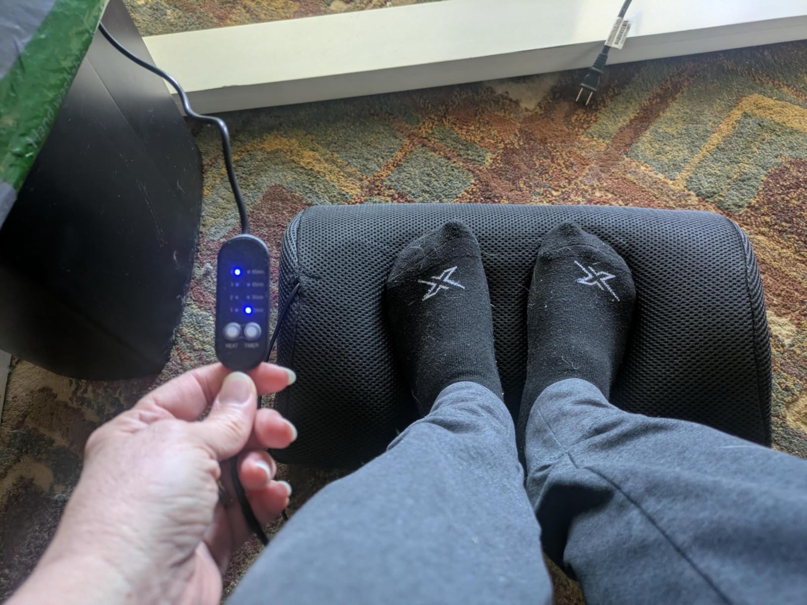 Mind Reader Heated Memory Foam Footrest, Under Desk Ergonomic Support with 4 Heat Settings, Timer & Auto Shut-Off, Adjustable Height, Black customer photo 1