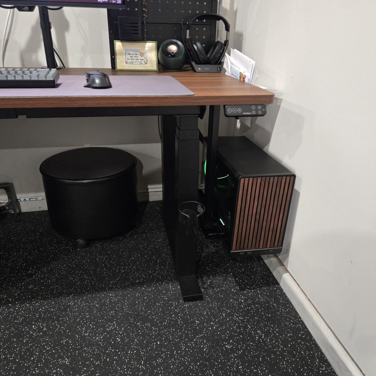 Mount-It! Under Desk PC Mount and Wall Mount, Adjustable CPU Holder with 360° Swivel, Fits Computer Towers 6.1-9.3