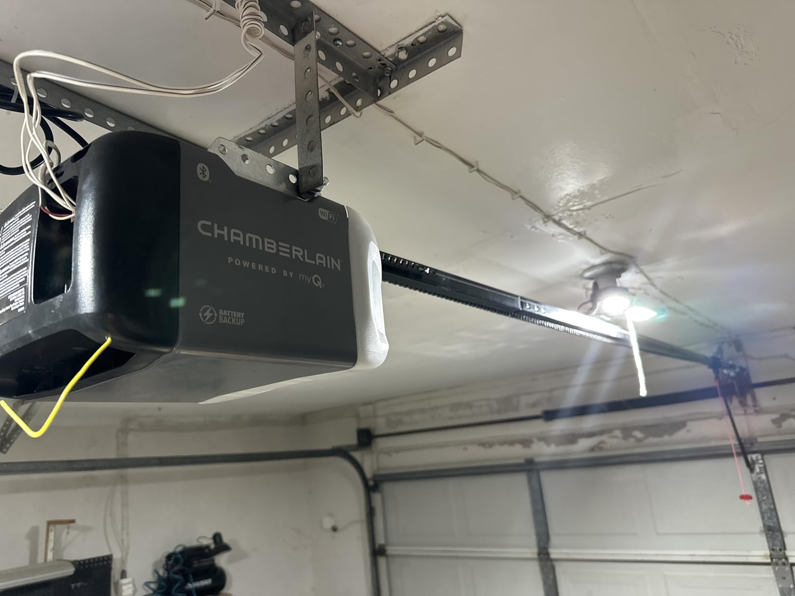 Chamberlain 1/2 HP Chain Drive Smart Garage Door Opener with Battery Backup, 1-Bulb Lighting, and myQ Connectivity customer photo 1