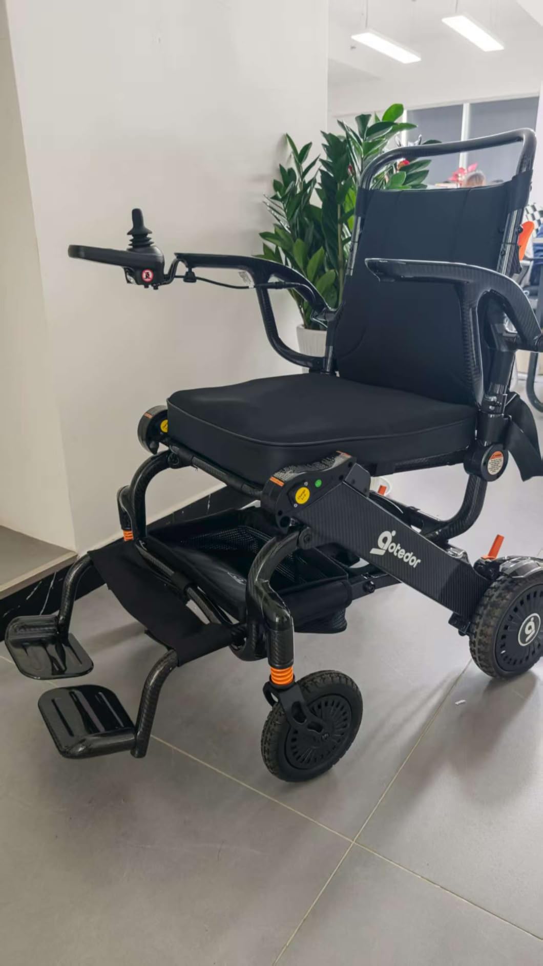 Aotedor 37lbs Lightweight Carbon Fiber Electric Wheelchairs for Adults 30 Miles Long Range Foldable Motorized Wheelchair with Dual 12Ah Batteries & Dual Motors,Intelligent Portable Airline Approved customer photo 2