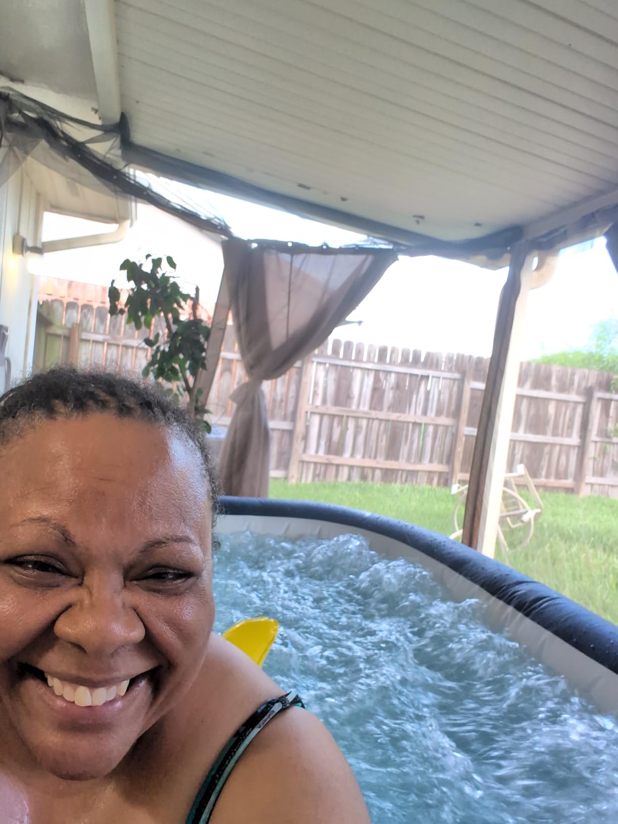 Bestway SaluSpa Hawaii 4 to 6 Person Inflatable Hot Tub, Square Energy-Efficient Portable Outdoor Spa with 140 AirJets, 71