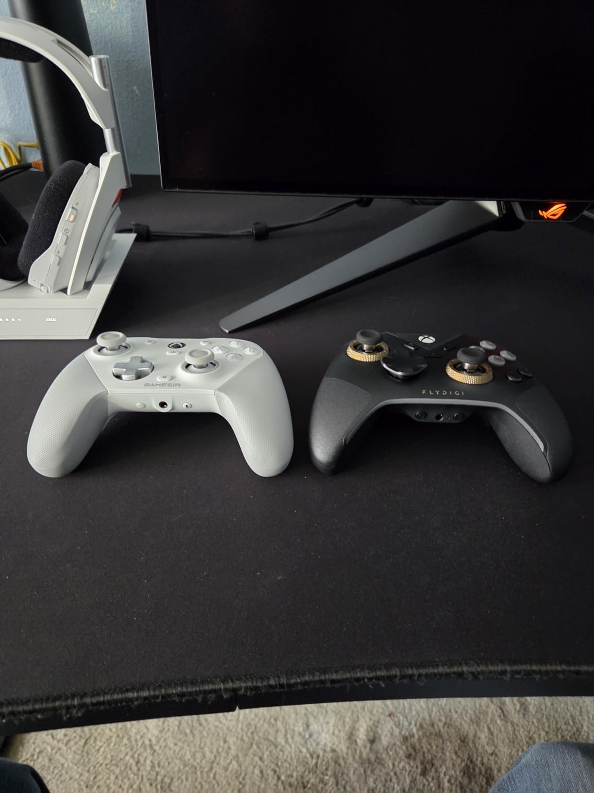 FLYDIGI VADER 5S Wired Controller for Xbox Series X|S, Xbox One, Windows 10/11, FORCEFLEX Adjustable Tension Joysticks, FORCESWITCH Triggers, 6 Remappable Buttons, 3.5mm Audio Jack customer photo 2