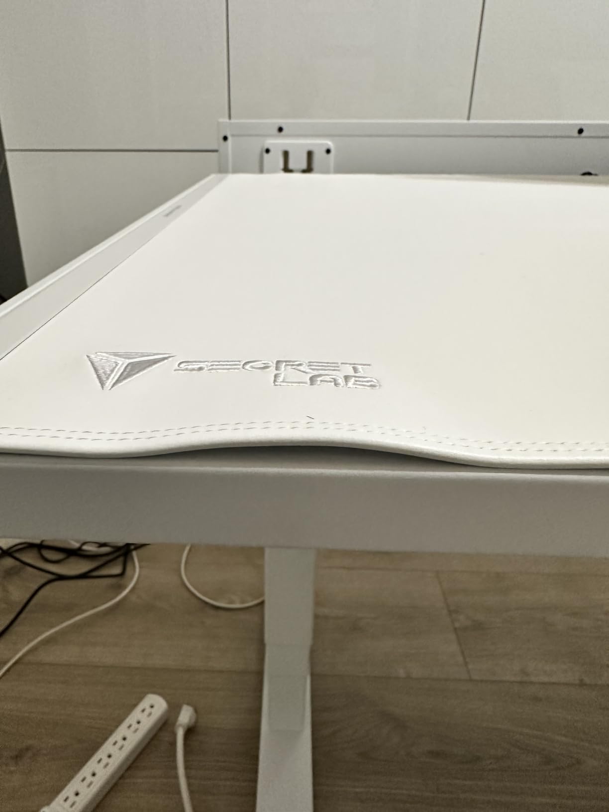 Secretlab Magnus Pro XL with Black MAGPAD Desk Mat | Ergonomic Electric Standing Desk with Magnetic Cable Management | Integrated Power Supply Column | Built-in Cable Management Tray customer photo 2