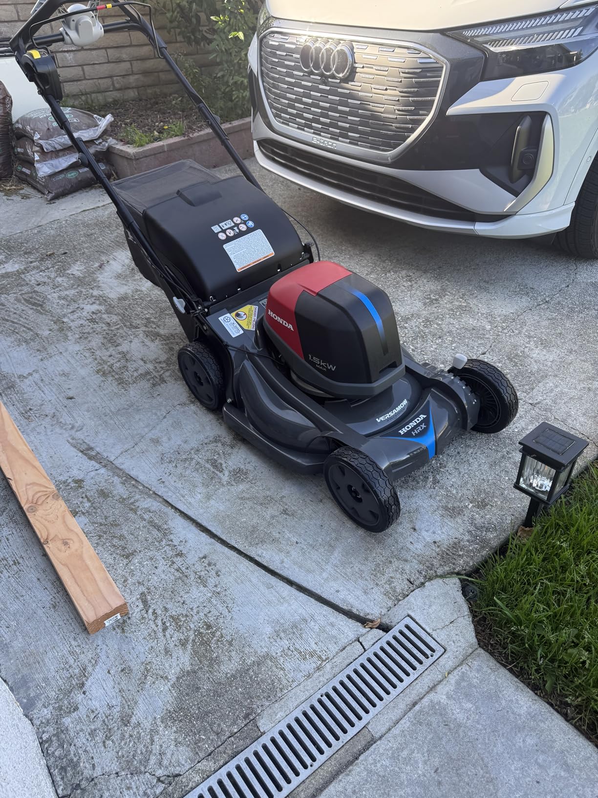 Honda HRX-BV 21-Inch Walk Behind Battery Powered Lawn Mower, Variable Speed Self Propelled Lawn Mower with 2.2 Bushel Capacity, Easy-Off Grass Bag, Clean Cuts in Thick and Tall Grass (HRX217YXBVKA4) customer photo 2