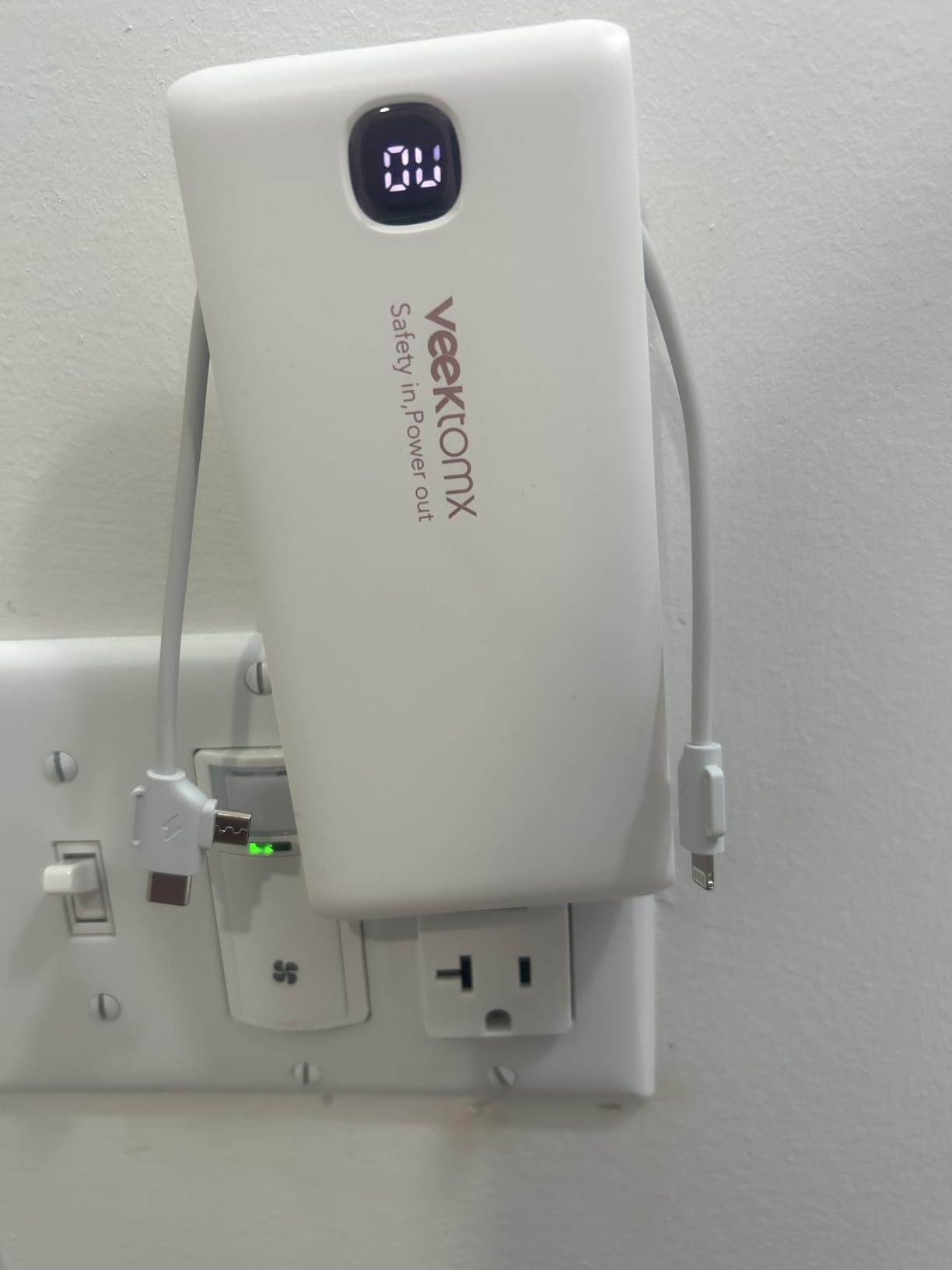 VEEKTOMX Portable Charger with Built in Cables 10000mAh, Power Bank for iPhone with AC Wall Plug, Fast Charging USB C Slim Battery Pack with LED Display Compatible with iPhone 17/16/15/14, Samsung customer photo 1