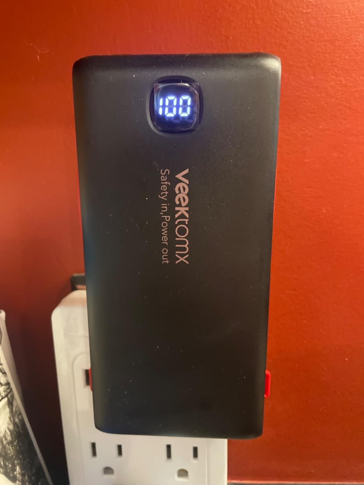 VEEKTOMX Portable Charger with Built in Cables 10000mAh, Power Bank for iPhone with AC Wall Plug, Fast Charging USB C Slim Battery Pack with LED Display Compatible with iPhone 17/16/15/14, Samsung customer photo 2