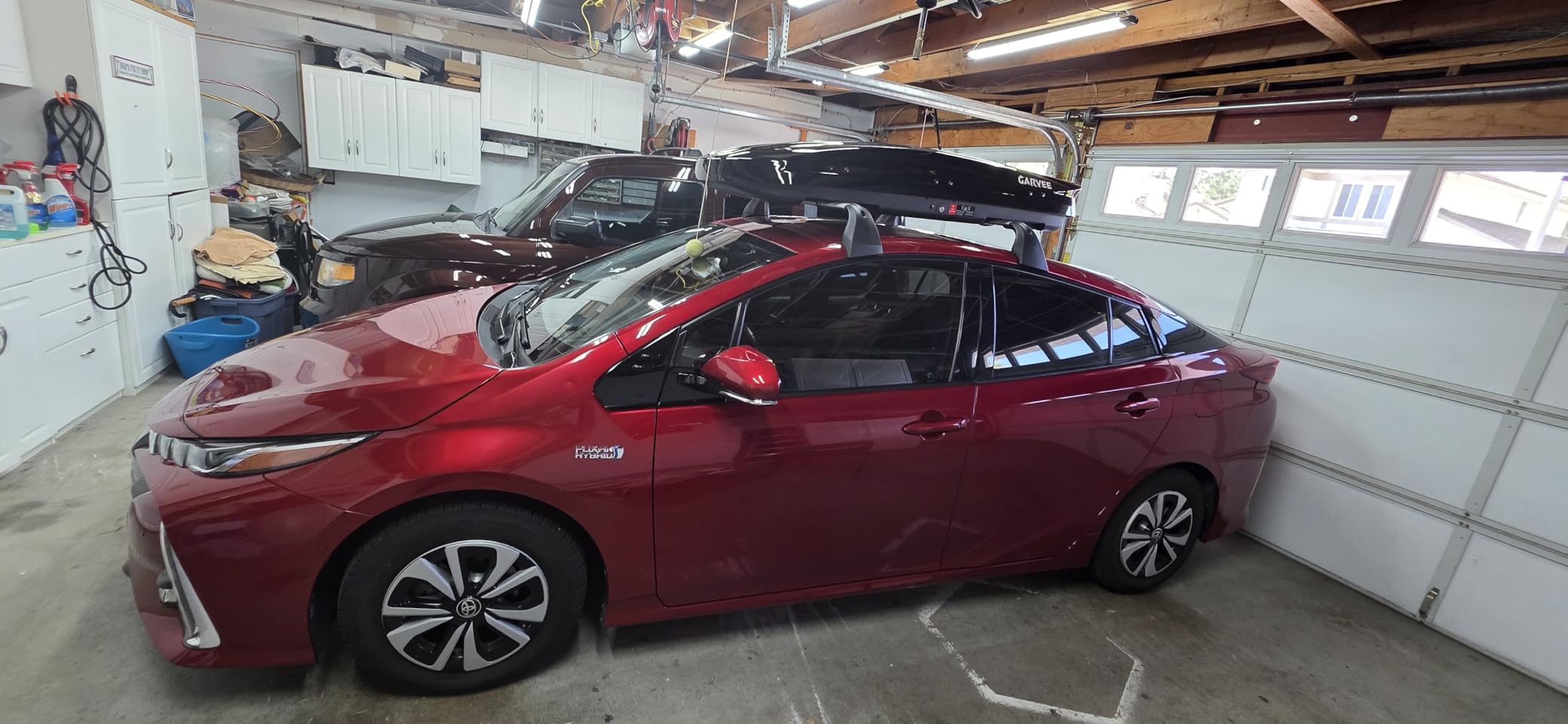 Garvee Heavy Duty Hard Shell Roof Top Cargo Carrier - 70(L) x31(W) x15(H) Waterproof Lockable Storage Box 17.7 Cu Ft customer photo 1