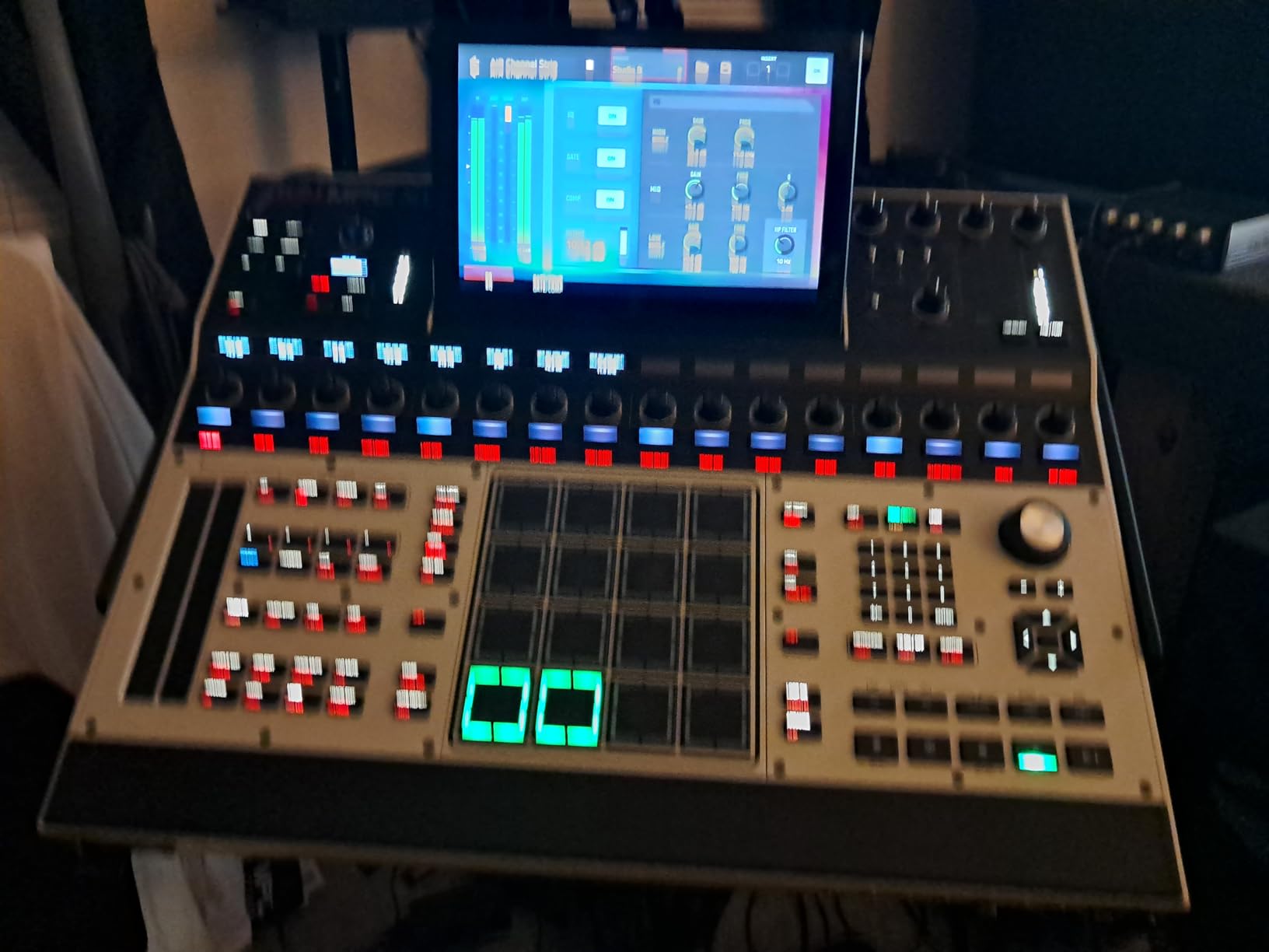 Akai Professional MPC XL Standalone Music Production Center for Sampling and Sequencing with 10.1-inch Touchscreen, 3D MPCe Pads, 8-Core CPU, 16GB RAM, 256GB SSD customer photo 1