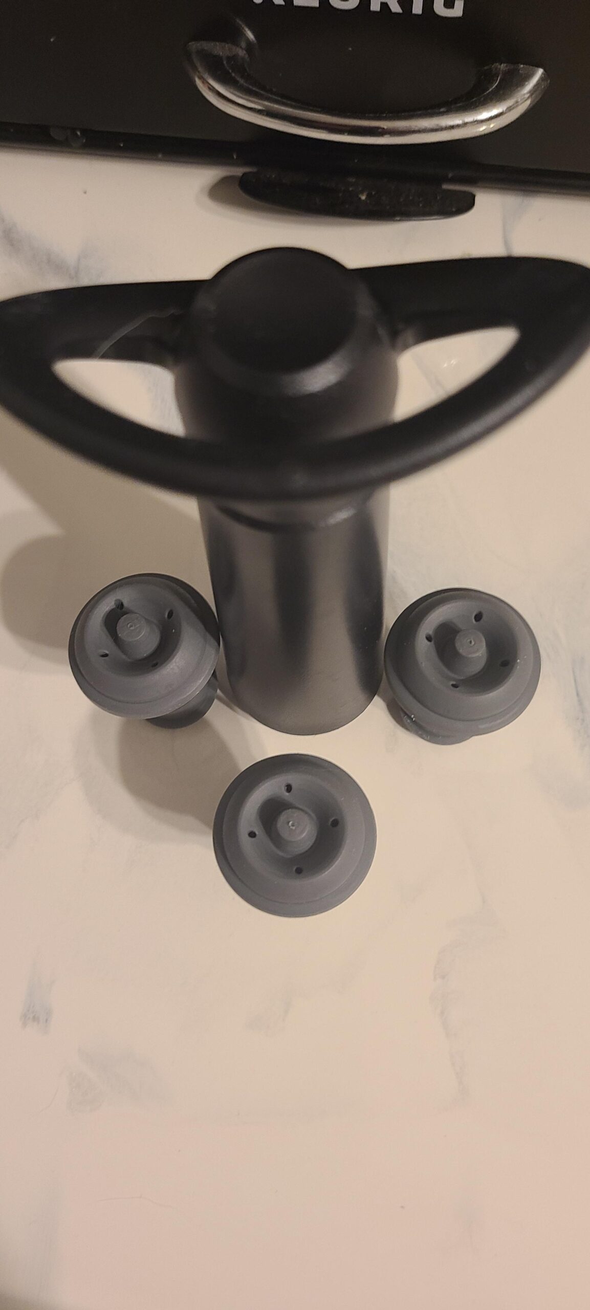 Vacu Vin Wine Saver Concerto with 4 Vacuum Stoppers - Premium Wine Preserver Pump - Airtight Seal Keeps Wine Fresh Longer - Click Indicator - Manual Pump - Black Wine Saver Set customer photo 2