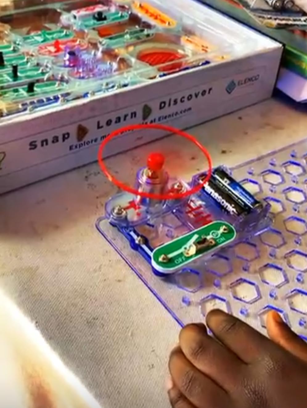 Snap Circuits Jr. SC-100 Electronics Exploration Kit, Over 100 Projects, Full Color Project Manual, 28 Parts, STEM Educational Toy for Kids 8 + customer photo 2