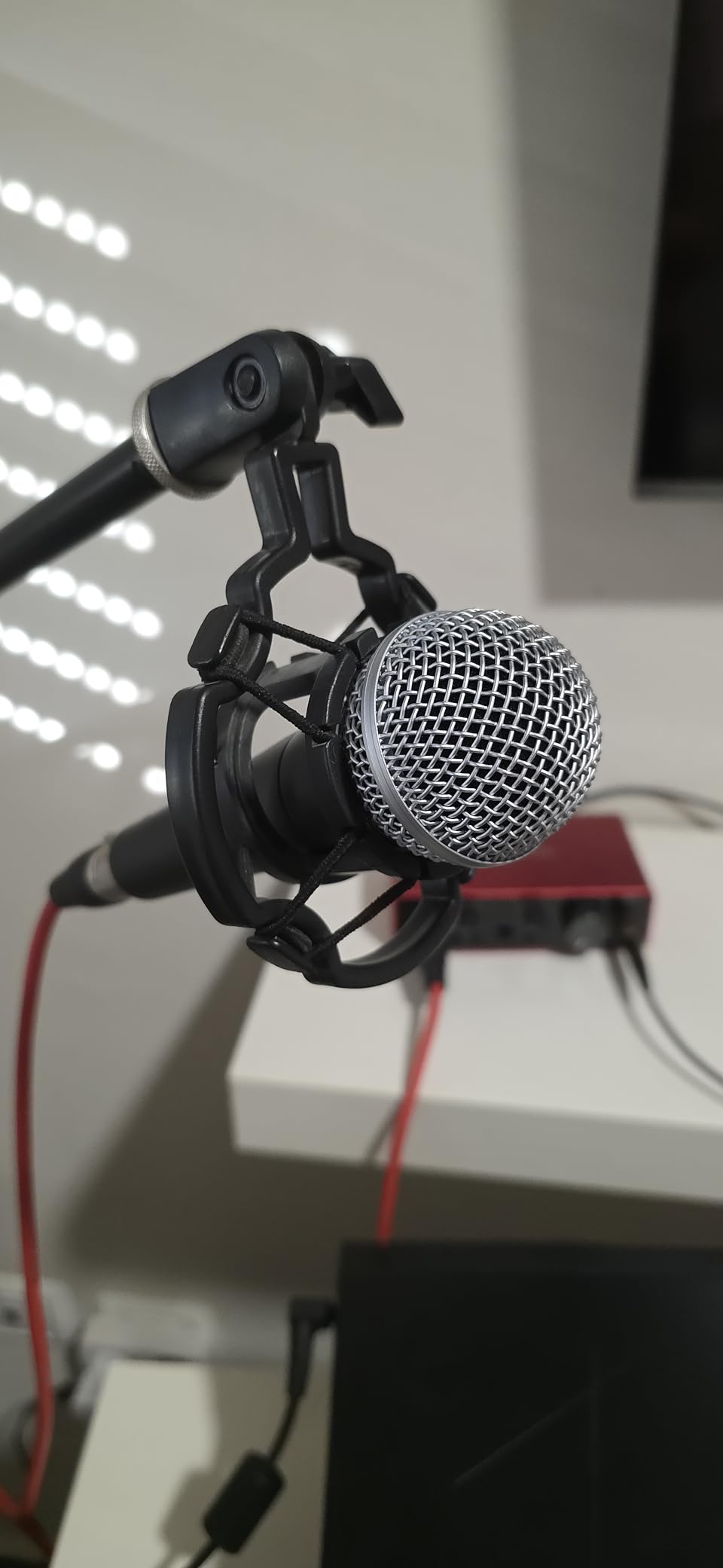 Shure SM58-LC Dynamic Vocal Microphone - Professional Handheld Cardioid XLR Mic for Singing, Live Performance, Studio Recording, Podcast & Broadcast, Black customer photo 2