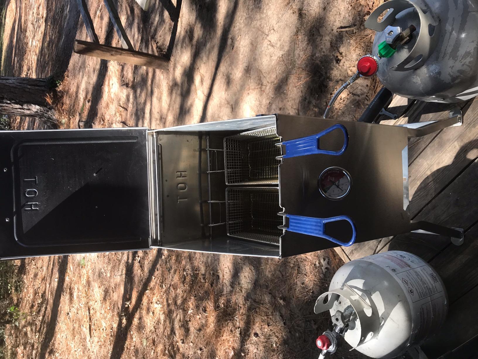 Bayou Classic Outdoor Propane Deep Fryer - 2 Baskets, Drain Valve - 4 Gal - Steel customer photo 2