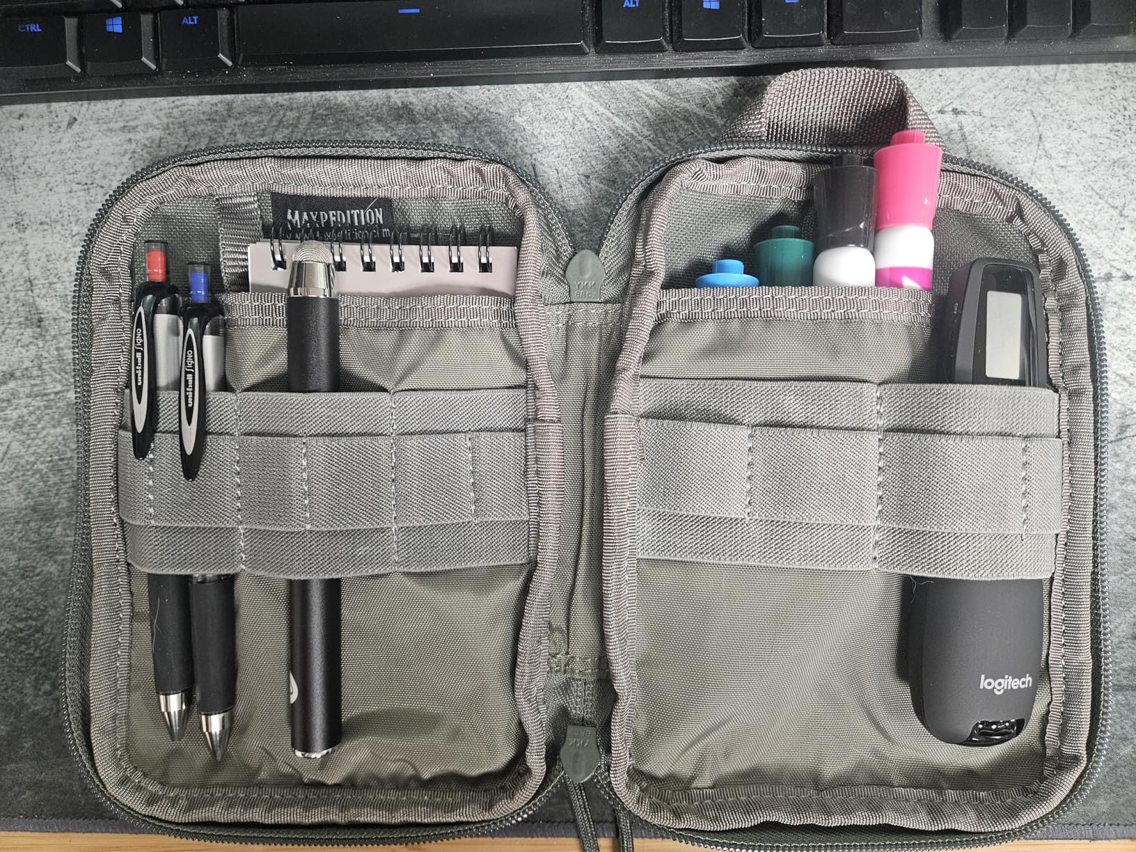 Logitech Wireless Presenter R400, USB-A PowerPoint Clicker with Laser Pointer, Wireless Presentation Clicker Remote customer photo 1