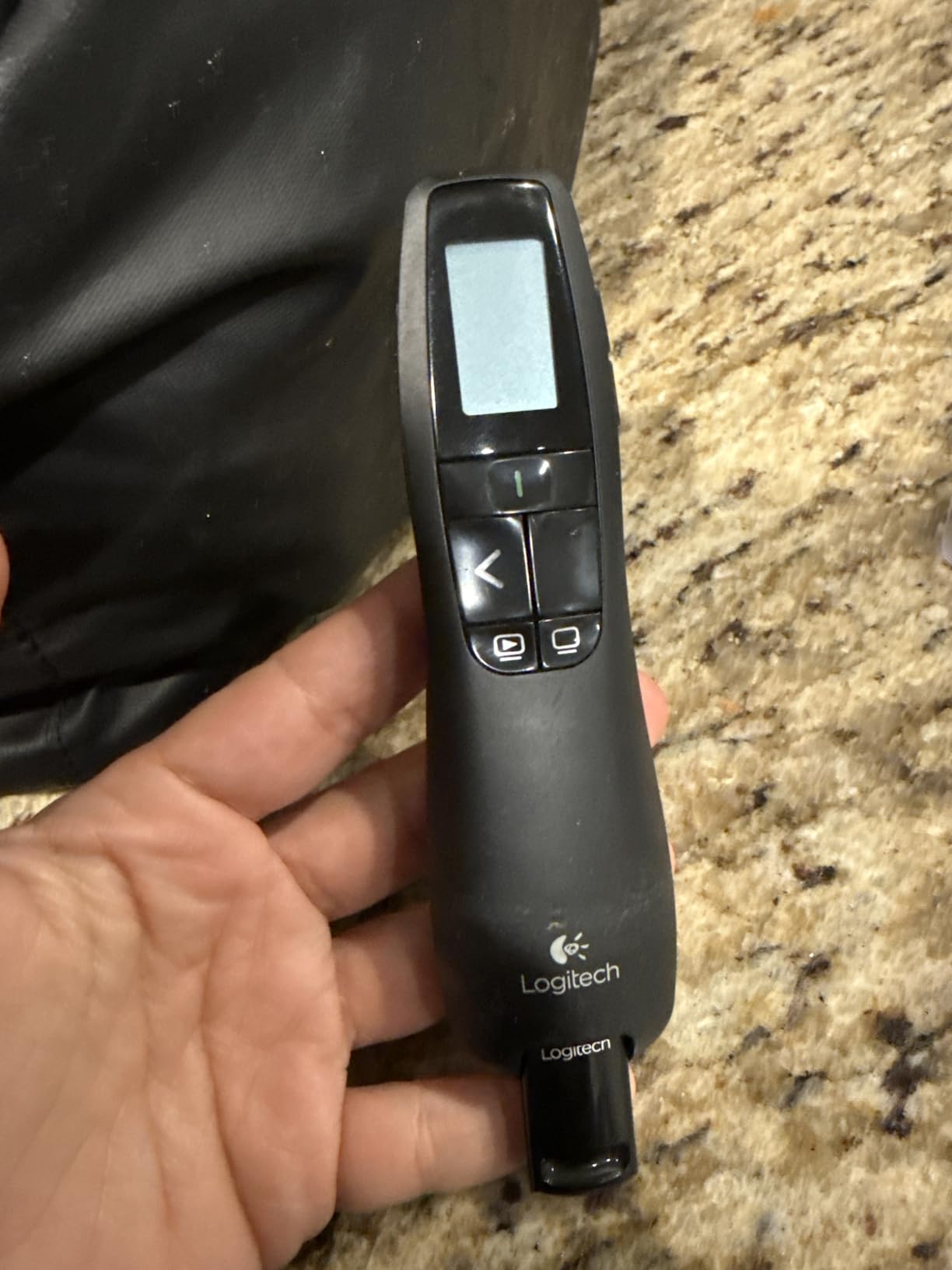 Logitech Wireless Presenter R800, PowerPoint Clicker with Green Laser Pointer, Wireless Presentation Clicker Remote customer photo 2