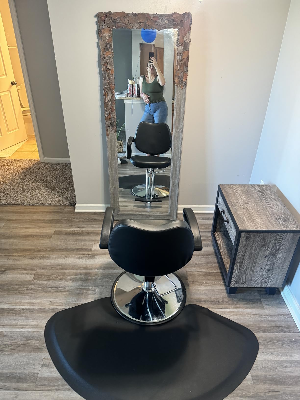 BestMassage | Barber Chair | Hydraulic Styling Chair | PU Leather | Adjustable Height | Footrest | Anti-Slip Chrome Base | Heavy-Duty Steel Frame | Black | for Hair Stylists & Home Use customer photo 1